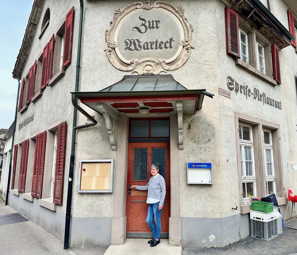 Erika Lagler vor dem «Warteck» in Laufenburg. Foto: Andrea Worthmann