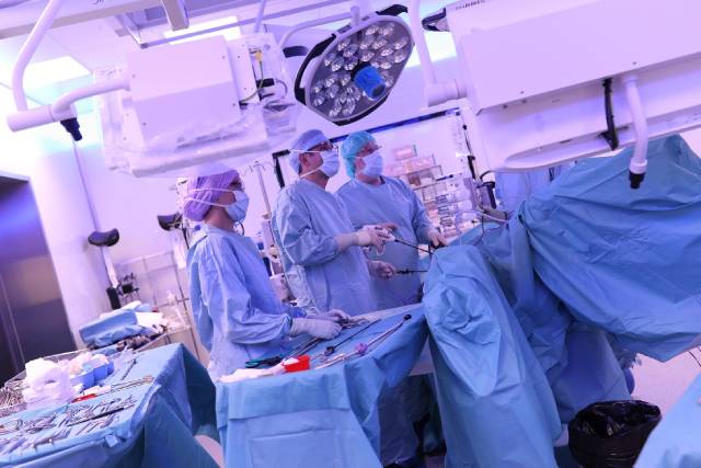 Chirurgen an der Arbeit: Blick in einen der neuen OP-Säle des KSB.