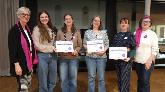 Pia Viel überreichte Spenden an die Vertreterinnen gemeinnütziger Organisationen.