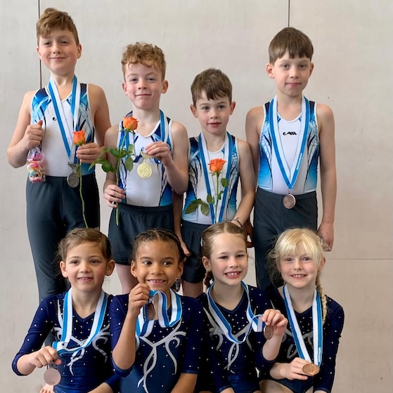 Die Mädchen und Jungs der Kategorie 1 nach der Siegerehrung. Foto: zVg