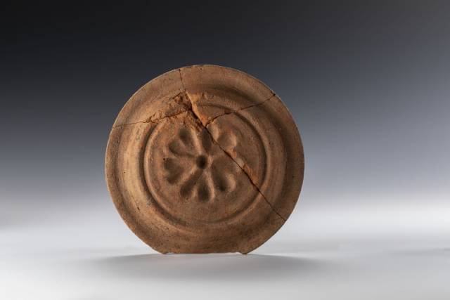 Model für eine Tellerkachel mit fünfblättriger Rose. Foto: Kantonsarchäologie, © Kanton Aargau