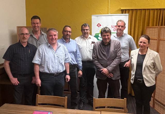 Die anwesenden Vorstandsmitglieder der SVP des Bezirks Laufenburg: Reto Gander, Nationalrat und Bezirksparteipräsident, Christoph Riner, Adrian Speckert, Grossrat Alex Reimann, Alt Grossrat Roger Fricker, Andreas Tscheulin, Grossrat Patrick Meier, Alt Grossrätin Tanja Suter. Foto: zVg