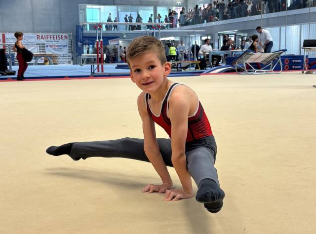 Fynn Obrist mit dem Grätschwinkel am Boden