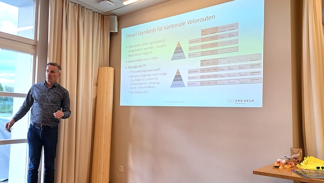 Wolfgang Zesch bei seinem Referat. Foto: zVg