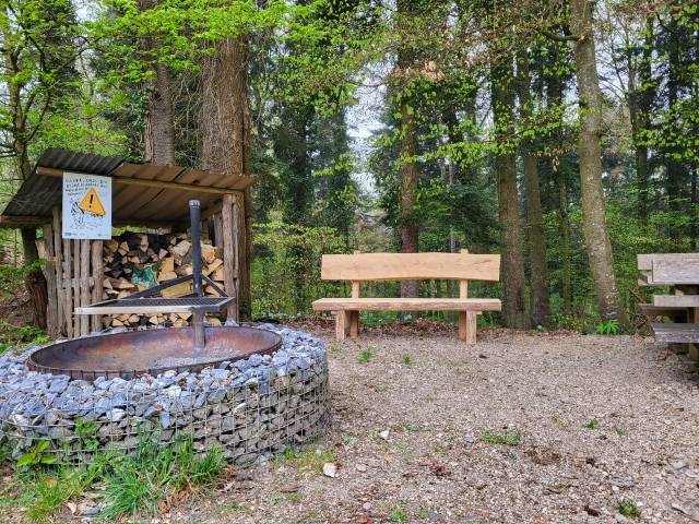 Die Feuerstelle Heimleten mit dem neuen Bänkli ist bereit für den nächsten Grillplausch. Foto: zVg 
