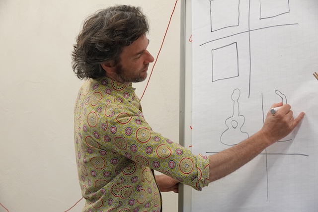 Gabriel Kramer zeichnet eine Gitarre. Foto: Peter Schütz