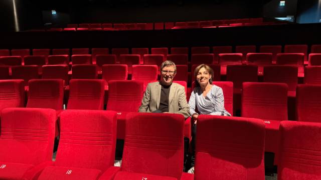 Martina Welti und Philipp Weiss geniessen die neuen Stühle. Foto: Simone Rufli