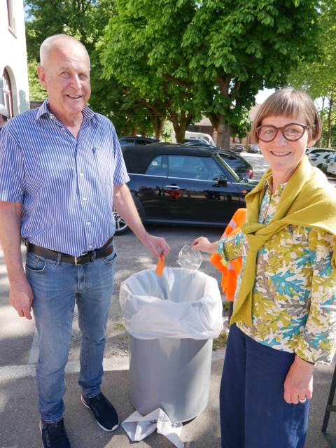 So ist's richtig: Martin Steinacher und Helene Bigler Brogli zeigen, dass es keiner grossen Anstrengungen bedarf, um die Umwelt sauber zu halten.