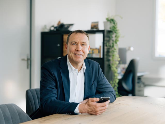 Sascha Lang, Vorsitzender der Geschäftsleitung Stiftung Wendepunkt, ist dankbar für die Ergebnisse des Jahres 2025 und zeigt sich für die Zukunft zuversichtlich. Die Stiftung Wendepunkt und ihre Tochterunternehmungen zählen heute rund 1000 Arbeits-, Ausbildungs-, Wohn- und Tagesplätze sowie 230 Fachpersonen. Foto: Phil Wenger