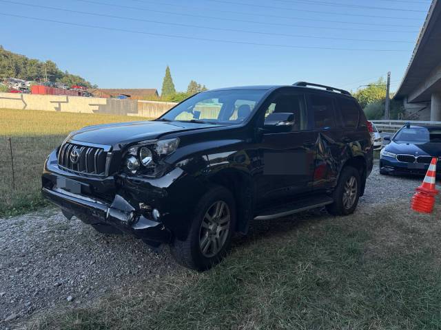 Bei der Kollision, an der drei Autos beteiligt waren, zogen sich zwei Personen leichte Verletzungen zu.