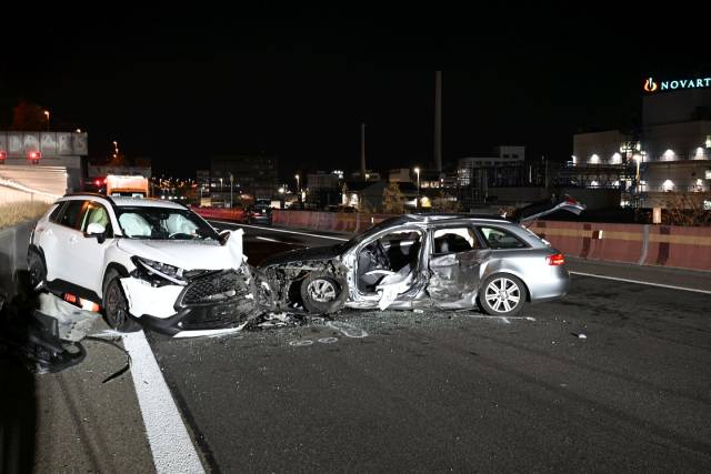 Vier Personen wurden bei der Frontalkollision verletzt.