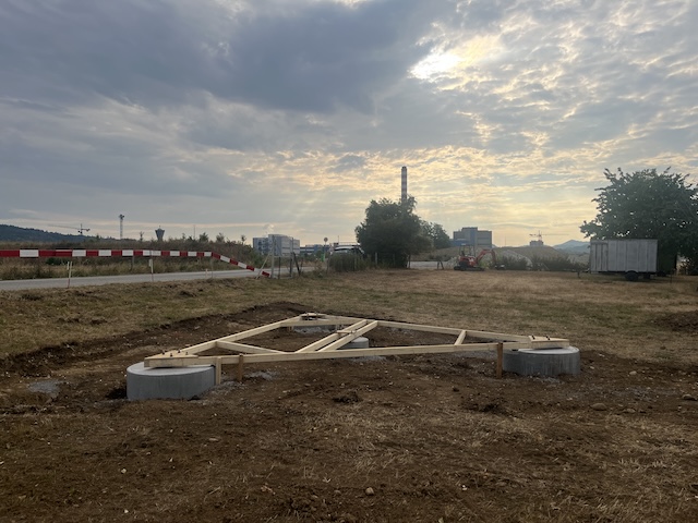 Die letztes Jahr provisorisch installierte Plattform erhält einen definitiven Platz: Am Südrand des Sisslerfeld in Münchwilen beginnen am 31. August die Arbeiten zum Wiederaufbau. Foto: zVg