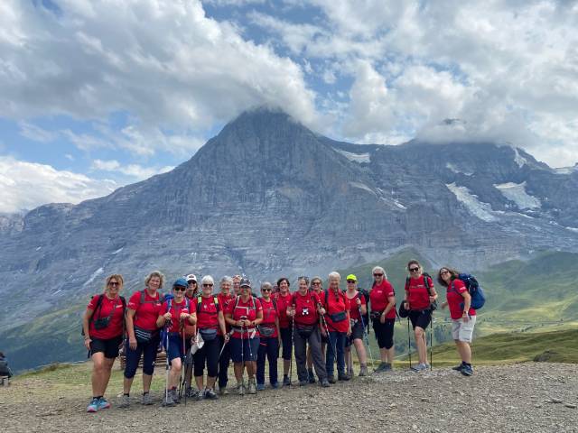 Die Frauenriege vor der majestätischen Kulisse des Eiger