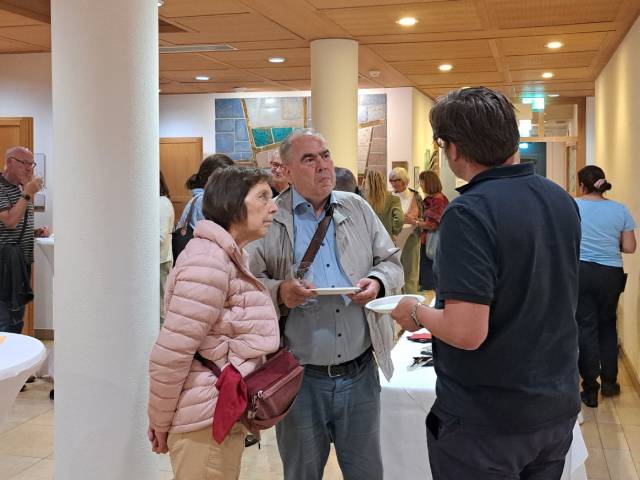 VortragsteilehmerInnen im Gespräch mit Dr. Fachinger. Foto: zVg