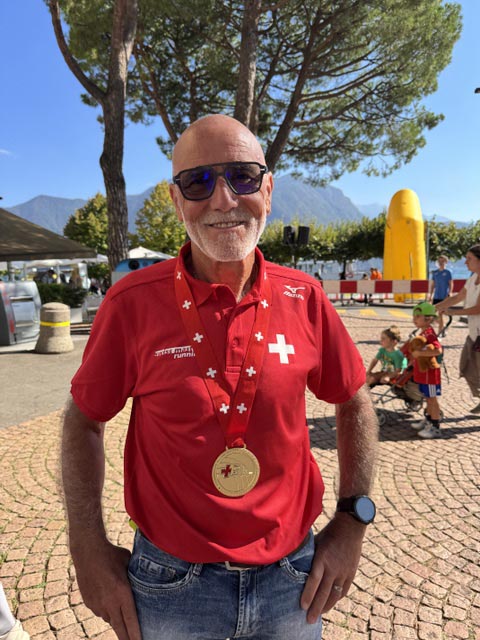 Ueli Wäfler mit seiner Goldmedaille. Foto: zVg