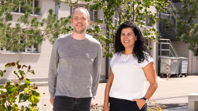 Andreas Menzel vom Zentrum für Photonenforschung und Liliana Duarte vom Zentrum für Nukleare Technologien und Wissenschaften sind zwei der PSI-Forschenden, die Hüllrohre von Brennstäben hochgenau analysiert haben. Dabei zeigte sich, dass das Material auch nach Jahren im Betrieb dicht bleibt. © Paul Scherrer Institut PSI/Markus Fischer