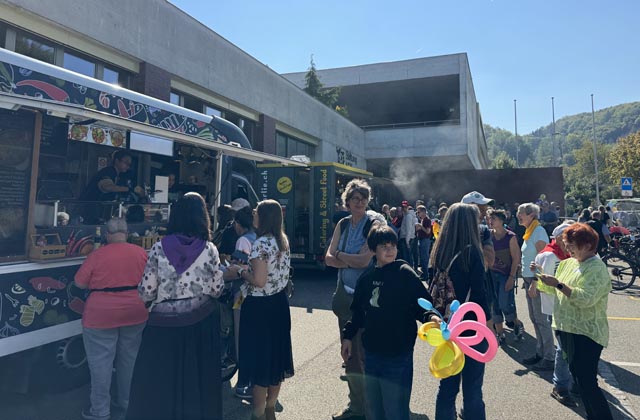 Zahlreiche Besucherinnen und Besucher stehen standen bei den Foodtrucks an. Foto: Lilia Staiger
