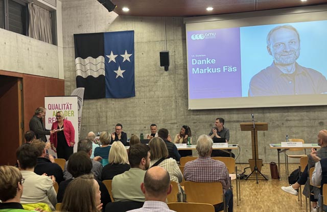 Anita Kym bedankt sich bei Gemeindeamman Markus Fäs, der per Ende Jahr sein Amt niederlegt. Foto: Lilia Staiger