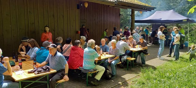 Gemütliches Zusammnsein bei der Waldhütte. Foto: zVg 